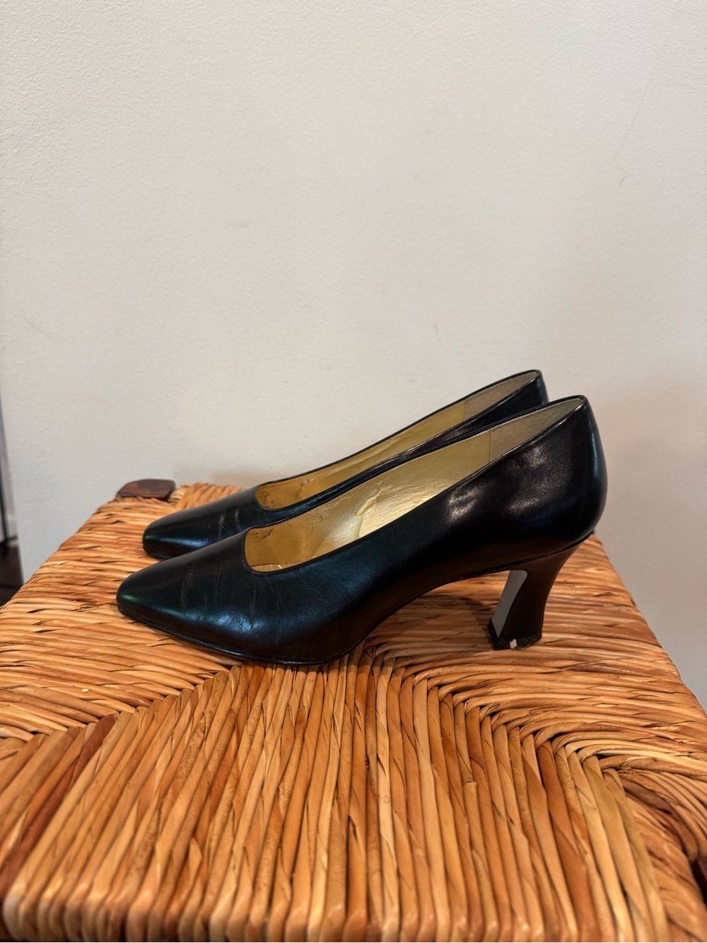 Nine West Black Pointed-Toe Mid Heel Pumps size 6
